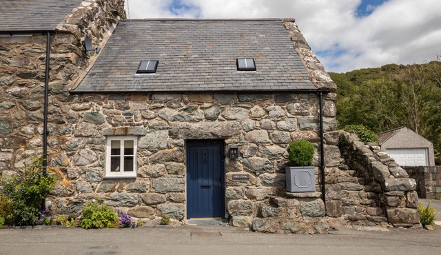 Hen Stabl - A charming 18th century stone character stables conversion