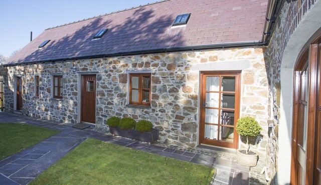 HEN STABL LLANDWROG, family friendly, with open fire in Llandwrog