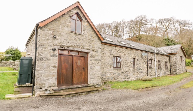 HEN YSGUBOR COTTAGE, pet friendly, character holiday cottage in Bala