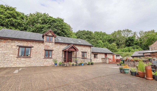 HENBLAS COTTAGE, family friendly, with a garden in Rhyd-Y-Foel