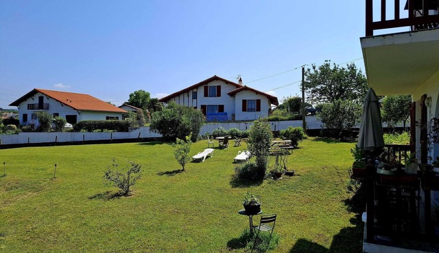 Hendaye beach at 5mn walking distance. Belle Résidence Basque. parking and wifi.