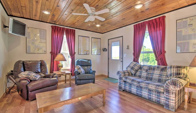 Henderson Getaway: 1 Block to Norfork Lake!