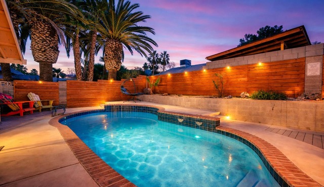Henderson Hideaway! Heated Pool 15 min to STRIP. Pet friendly