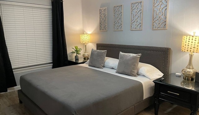 Henderson Hideaway - King Bed, Patio & Walkable