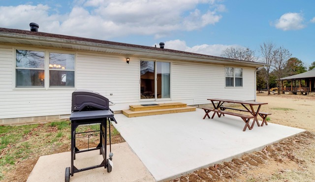 Henderson Home w/Patio: 1 Mi to Norfork Lake