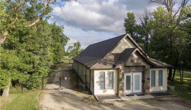 Henderson Homestead on 3 acres - 3 Bed Pet Friendly East St Paul Sleeps 6-10!