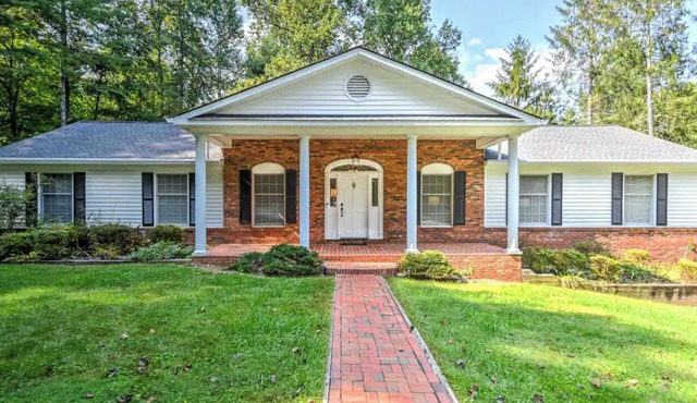 🍁Hendersonville Hideaway 3 beds/3baths Sleeps 8. Fresh updates throughout. 🍁🍂