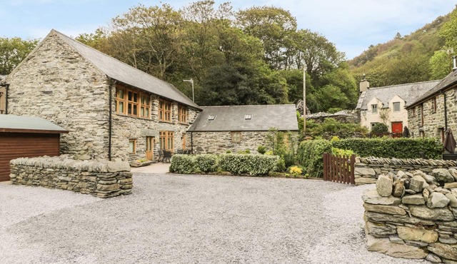 HENDOLL BARN, pet friendly, luxury holiday cottage in Fairbourne