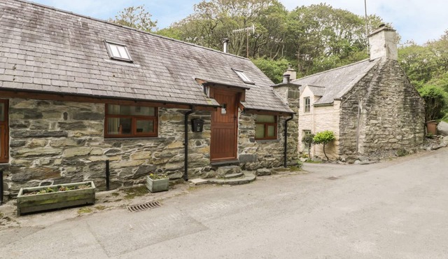 HENDOLL COTTAGE 1, pet friendly, with open fire in Fairbourne