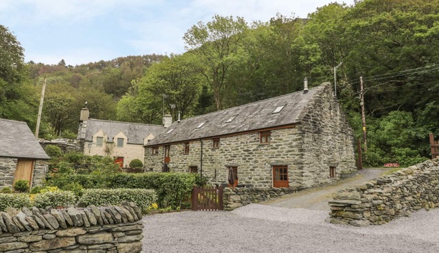 HENDOLL COTTAGE 2, pet friendly, with open fire in Fairbourne