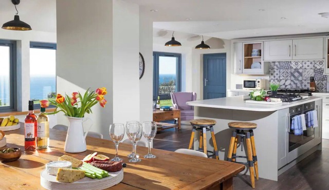 Hendra Cottage - LUXURY HOME WITH BREATHTAKING SEA VIEWS. DOG FRIENDLY.