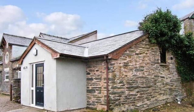 HENDRE ALED COTTAGE 1, pet friendly, with a garden in Llansannan