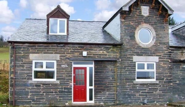 HENDRE ALED COTTAGE 3, pet friendly, with a garden in Llansannan