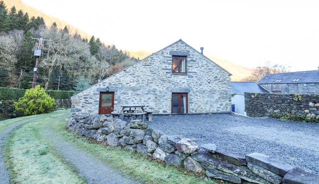 HENDRE BACH BARN, pet friendly, with open fire in Abergynolwyn