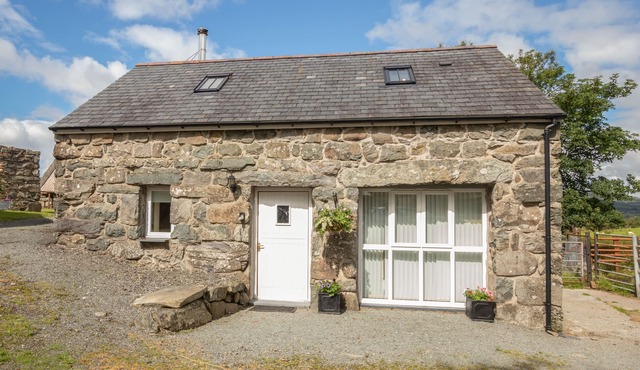HENDRE COTTAGE, family friendly, with open fire in Trawsfynydd