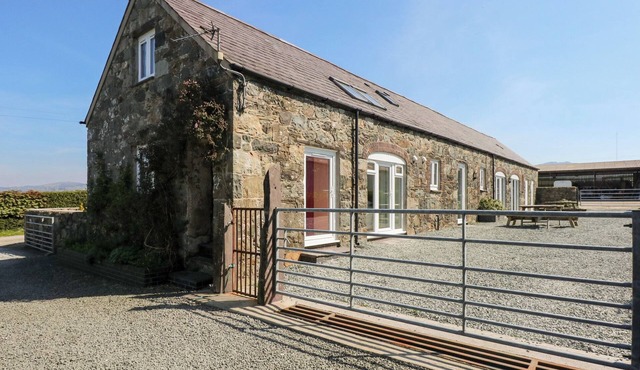 HENDRE, family friendly, character holiday cottage in Pontllyfni