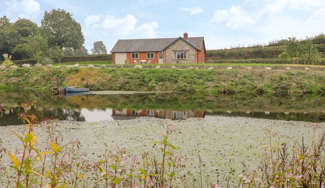 HENDRE, family friendly, character holiday cottage in Penybontfawr