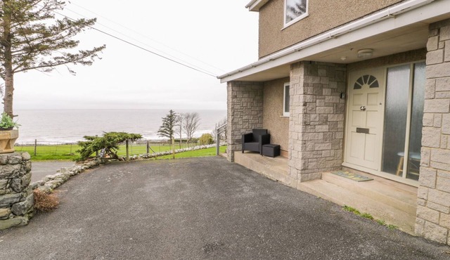 HENDRE WYLAN, pet friendly, country holiday cottage in Llanaber