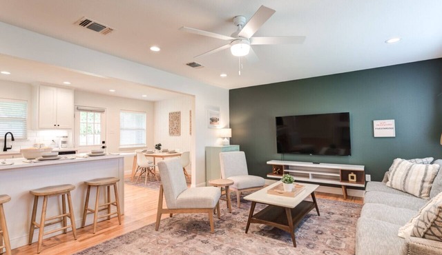 Hendrix House - 2BR/2BA - Dog Friendly!