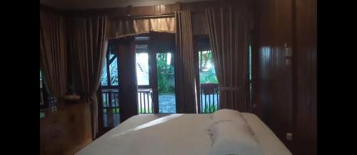 HENDRO'S SURF CAMP Pulau merah