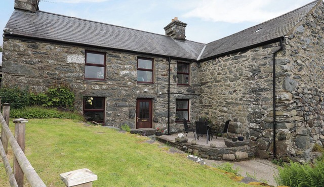 HENDY COTTAGE, pet friendly, character holiday cottage in Llanbedr