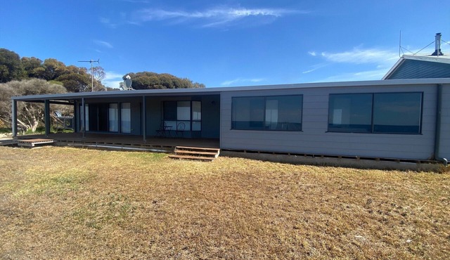 Hendys 346 - Absolute beachfront! Excellent sea views!