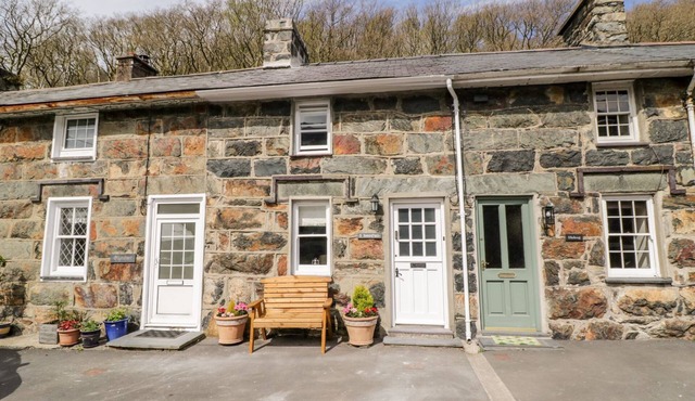 HENFRO, pet friendly, with open fire in Beddgelert