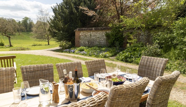 Henge Estate: 9-10 bedroom Manor House near Stonehenge; (sleeps 5 to 24 people)
