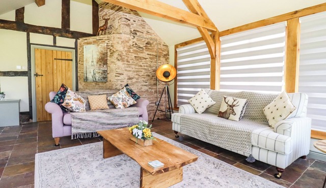 HENHOUSE FARM, pet friendly, luxury holiday cottage in Bodenham