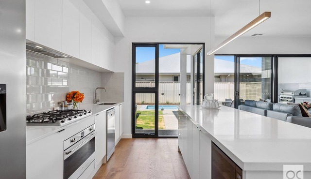 Henley Beachside Getaway with pool and only 300m from the shorelines.