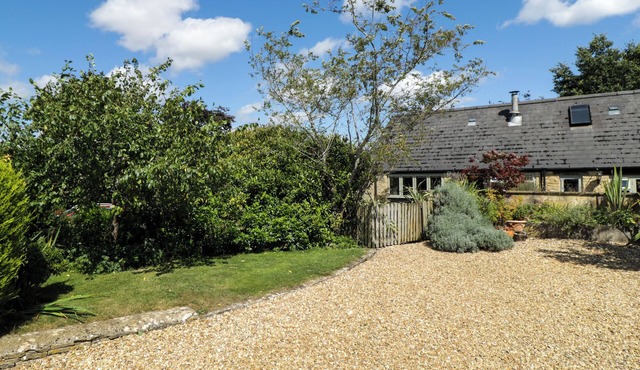 HENMARSH COTTAGE, pet friendly, with open fire in Moreton-In-Marsh