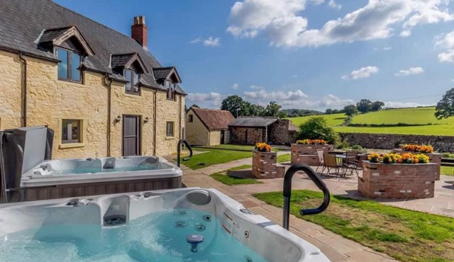 Henrhiw Farm House at Henrhiw Farm Cottages