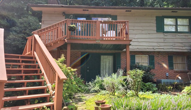 Henri's Place - Charming 1/1 near Downtown Clayton! Dog Friendly!