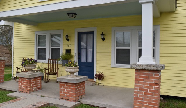 "Henrietta's Magnolia" Located 2 1/2 blocks from historic downtown Breaux Bridge