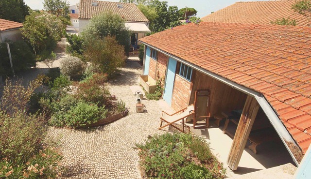 Henriette, between beach and market