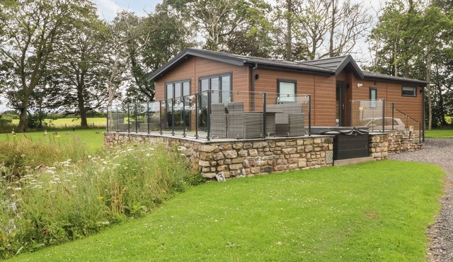 HENRY HAVEN, family friendly, character holiday cottage in Garstang