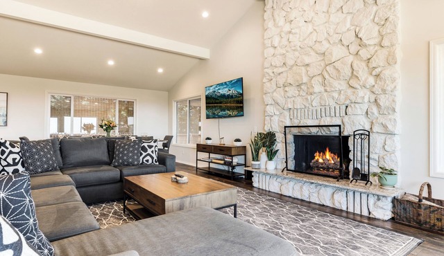 Henry's Hideout Spacious Vineyard View Estate