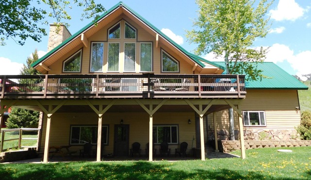 Henry's Lakefront Cabin - 20 miles from YNP - Sleeps 10 with 3 baths