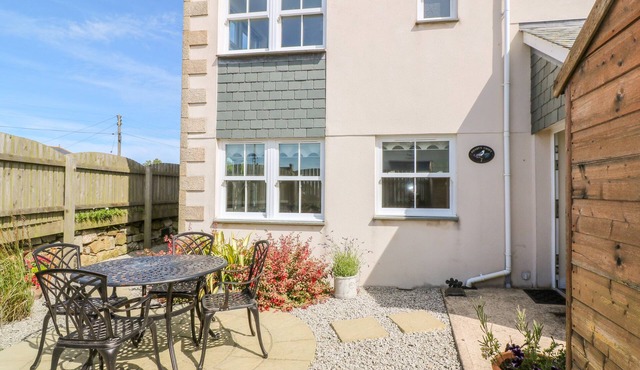 HENRYS CROFT, pet friendly, with a garden in Lizard