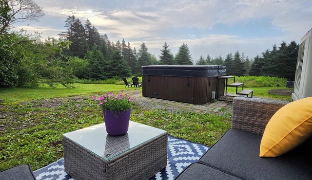 Hens & Honey Farmhouse - Relaxing Hot Tub, Free visits with Goats and Chickens.