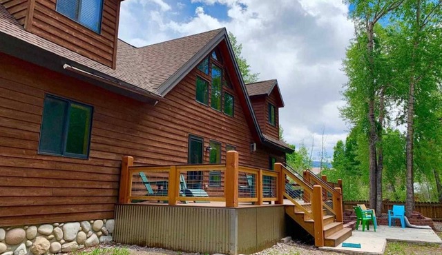 Henson Creek Getaway - Great Family Cabin Along the River and Only Two Blocks from Downtown