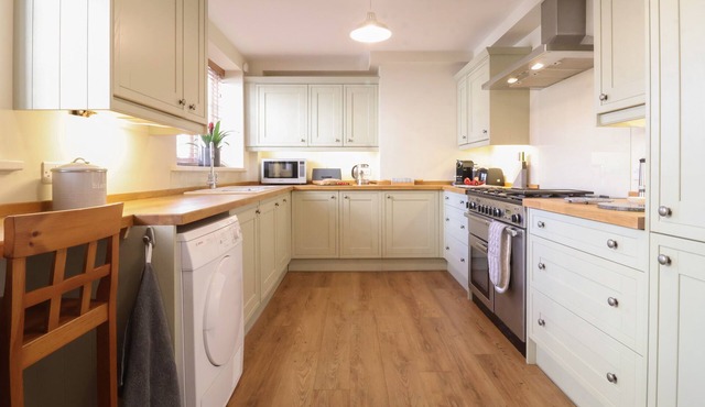 HENSTEAD HALL EAST, pet friendly, with a garden in Beccles