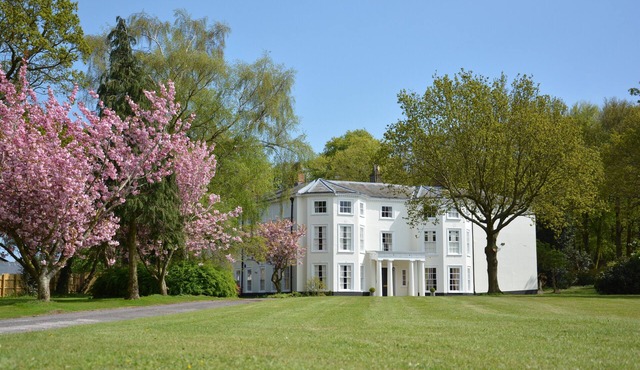 HENSTEAD HALL, pet friendly, with a garden in Beccles