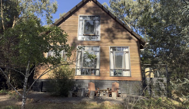 Hepbird House - Hideaway home with valley views in Hepburn Springs