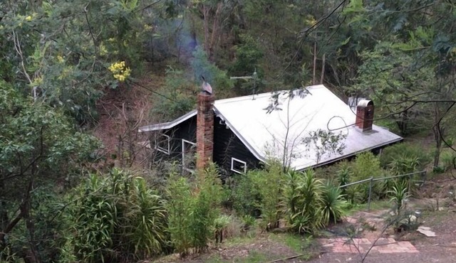 Hepburn Cottage, A quite acre.