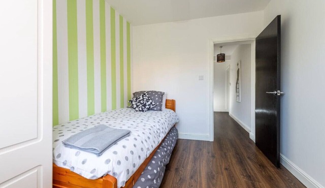 Hepburn House 4 Bedroom Property - Stayseekers