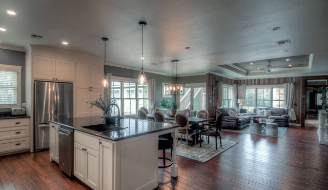 Herber Haus, 6-7 blocks from Main St, Outdoor firepit, Game Room with Pool Table
