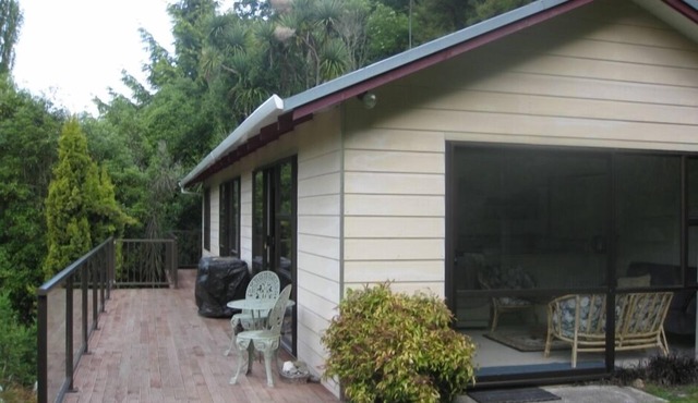 Herbert, Cosy Dell Crib Forest Retreat