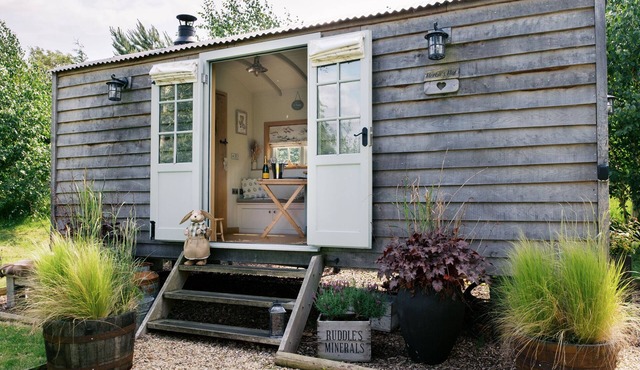 HERBIE'S SHEPHERDS HUT AT SHEPHERDS LODGE RETREAT AND WELLNESS in Redmile