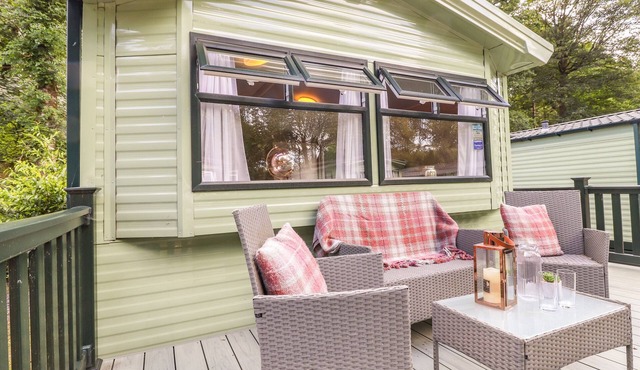 HERDWICK CABIN, pet friendly, character holiday cottage in Windermere